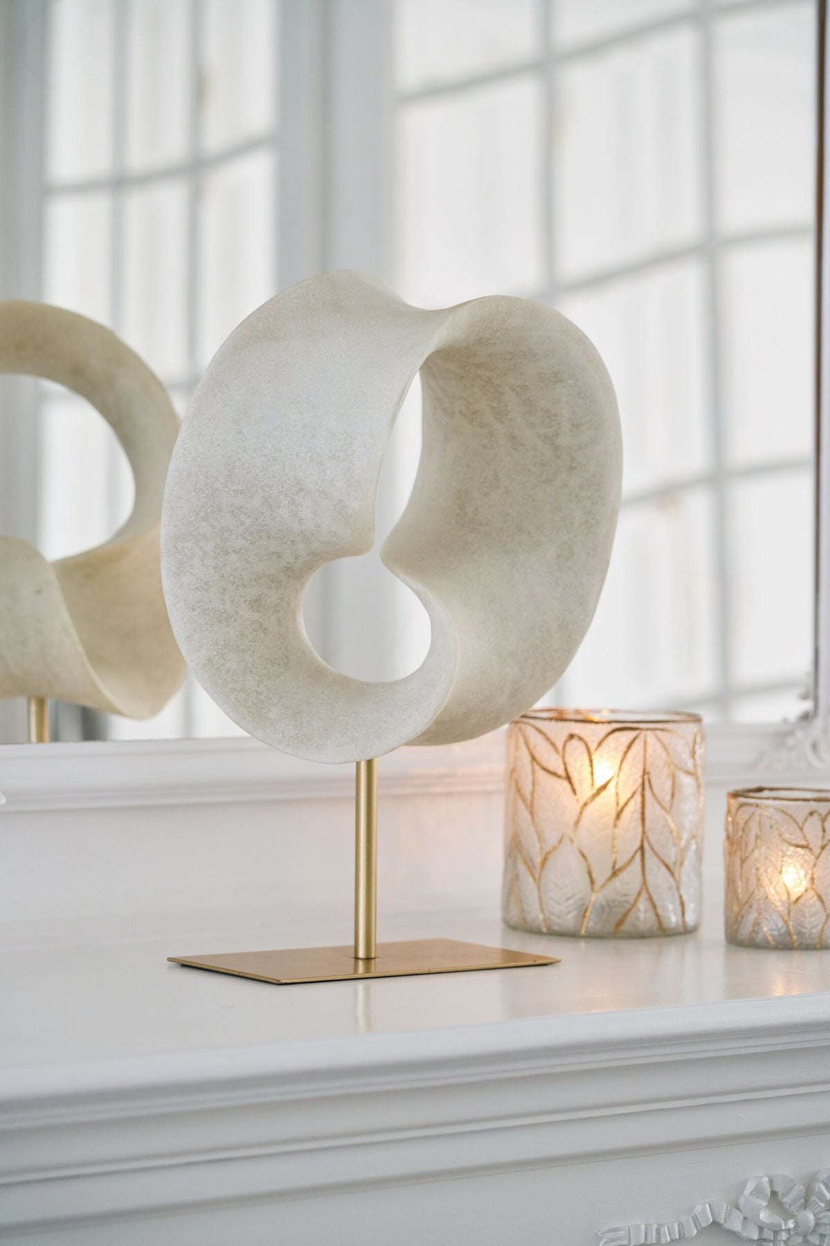 Abstract Decoration Resin White/Gold Large