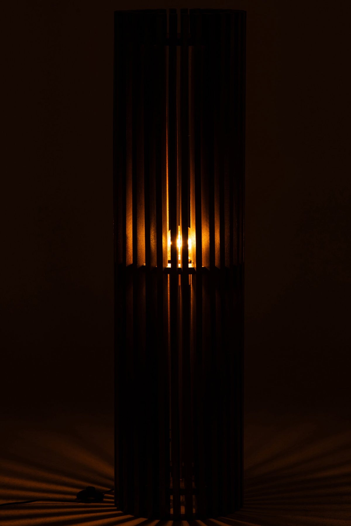 Ribbed mango wood floor lamp dark brown