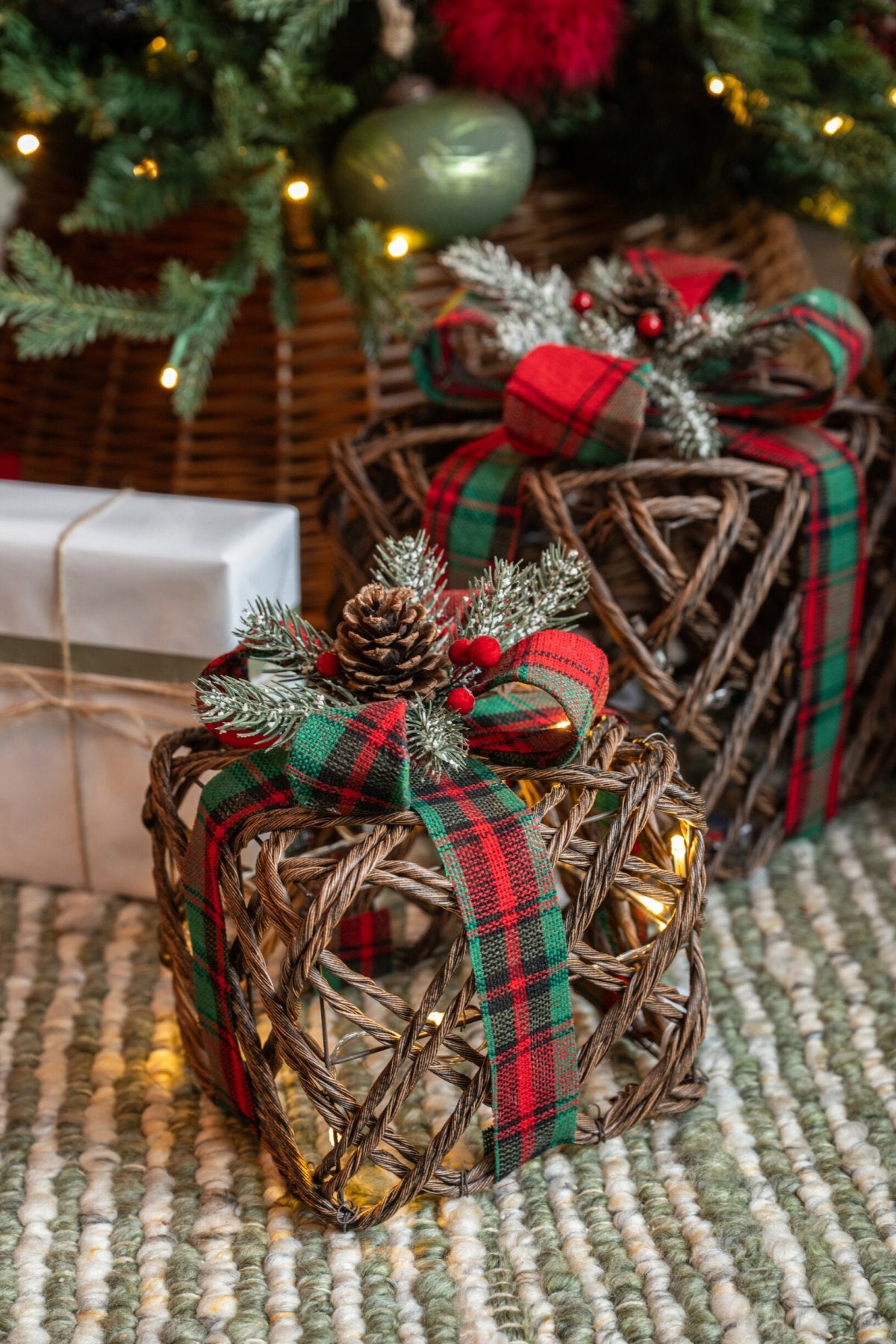 Set Of 3 Gift LED Ribbon + Pinecones Iron Dark Brown/Christmas Red