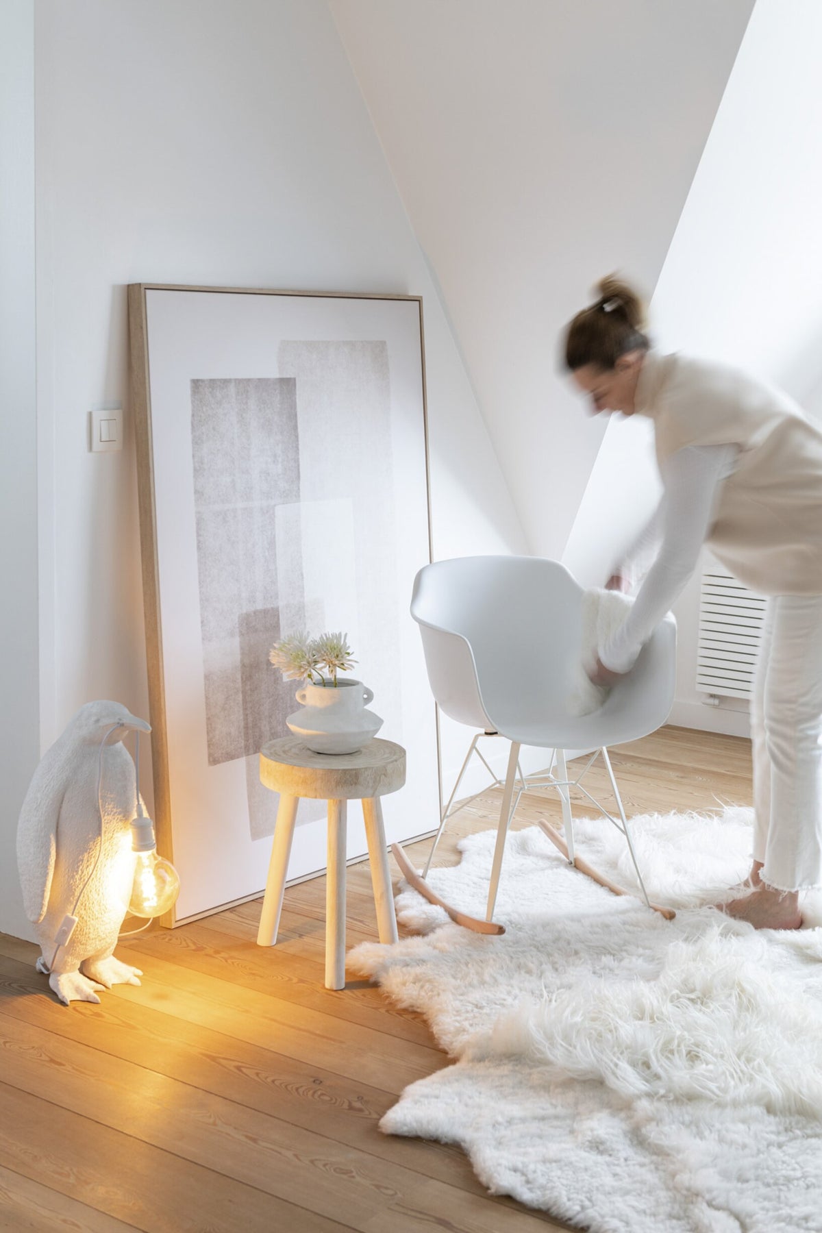 Petite lampe de table pingouin en résine blanche