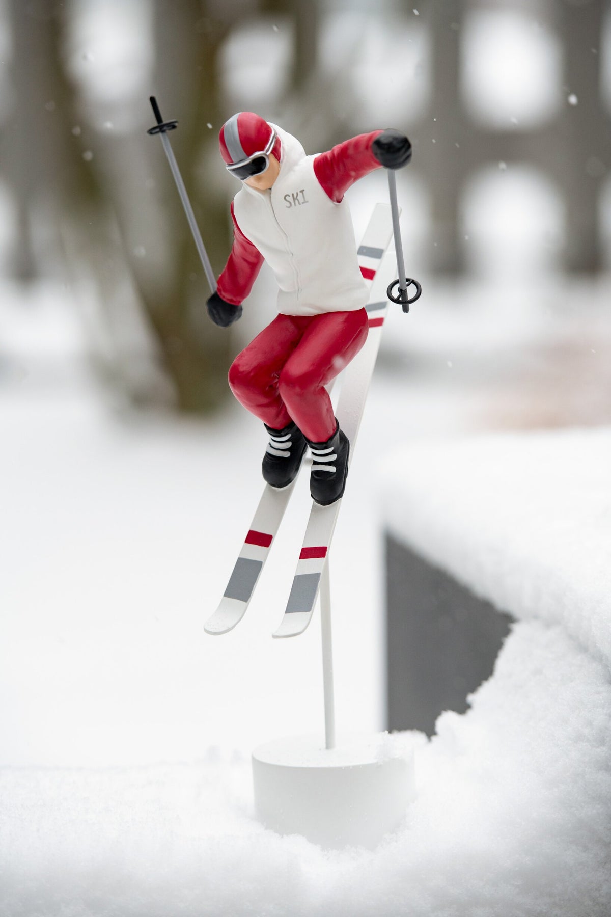 Skier Race Resin Red/White Assortment Of 2