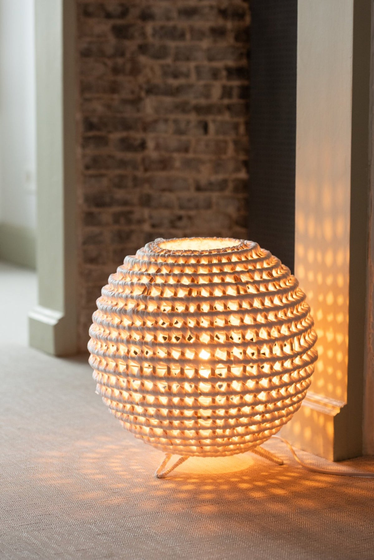 Table lamp round woven metal white