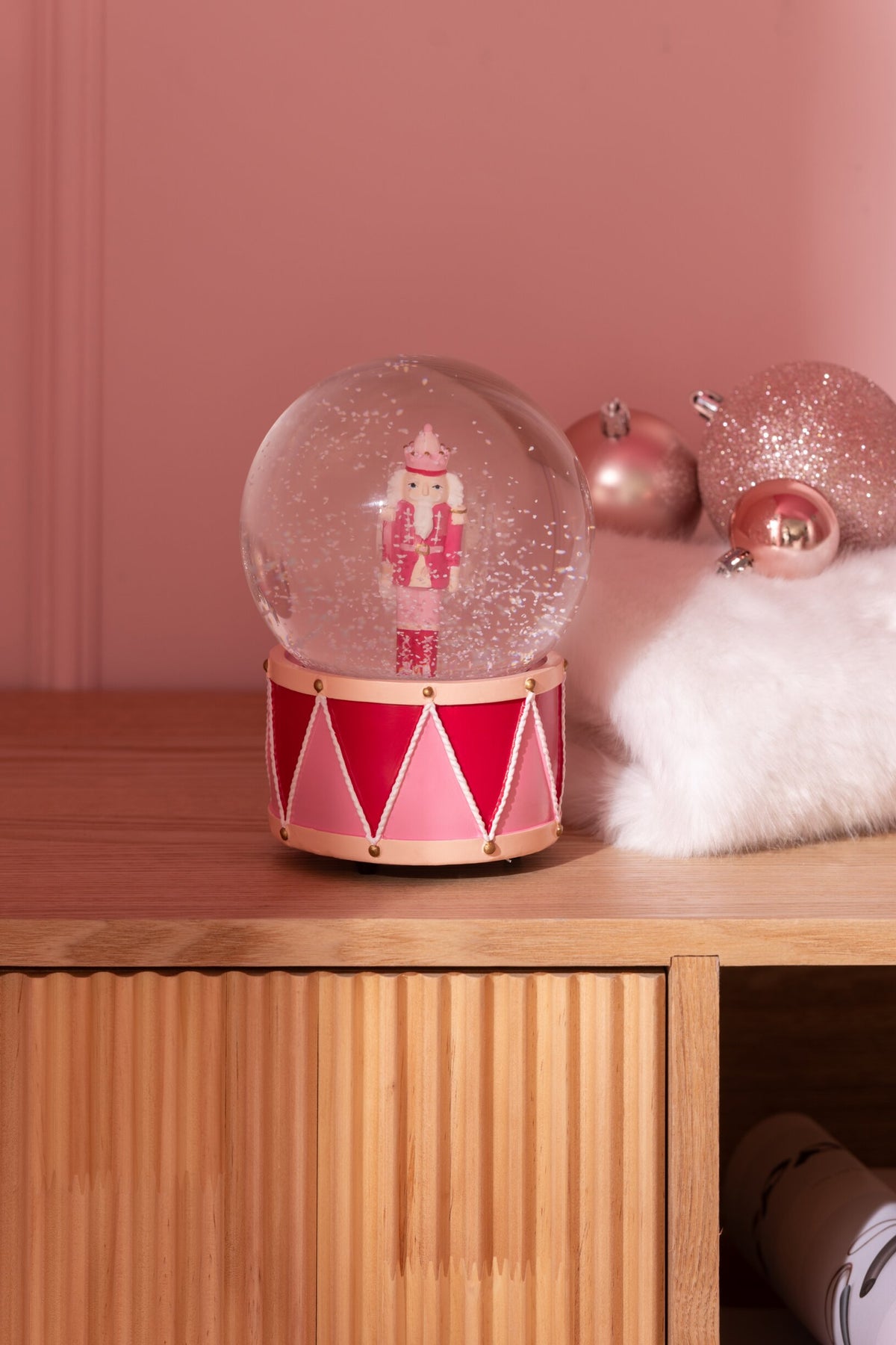 Water Globe Nutcracker Limepowder White/Pink