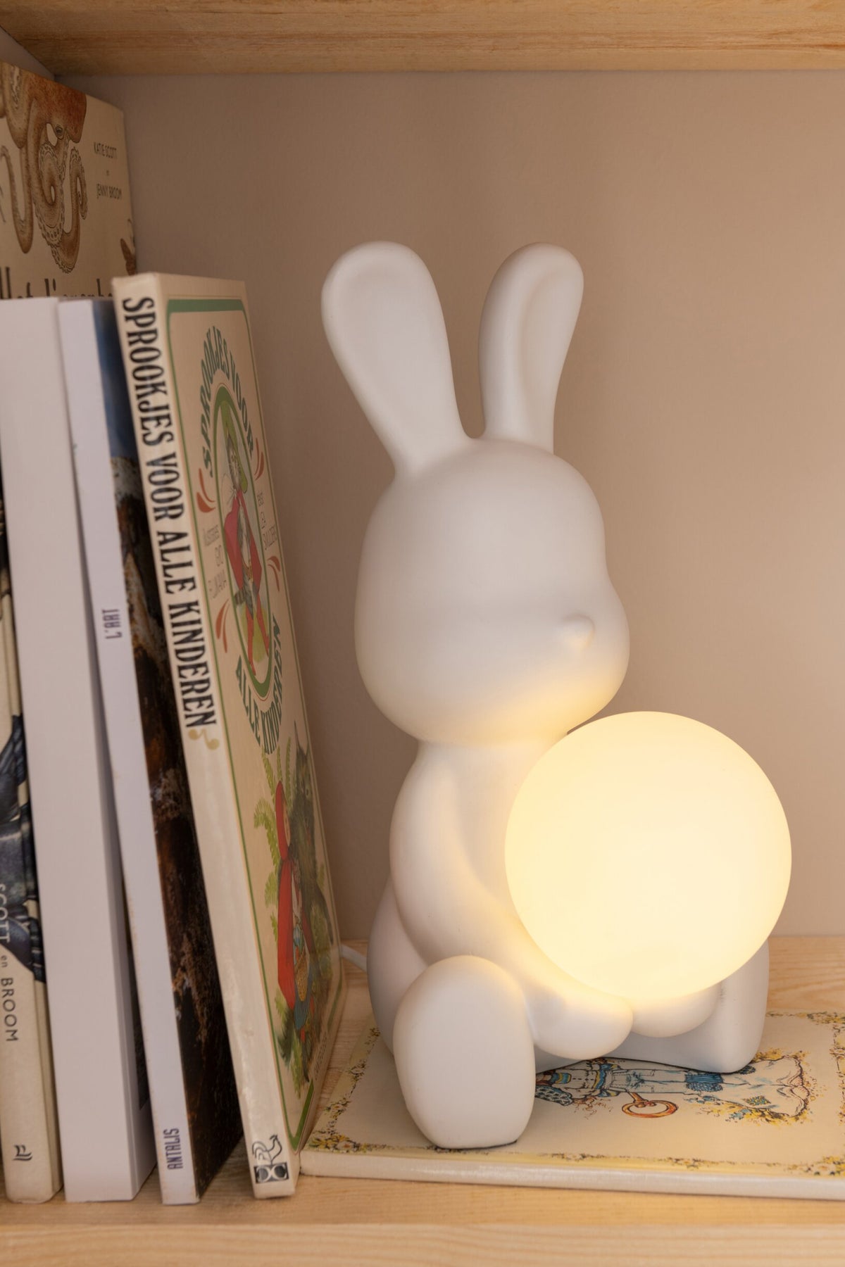 Table lamp rabbit polyresin white