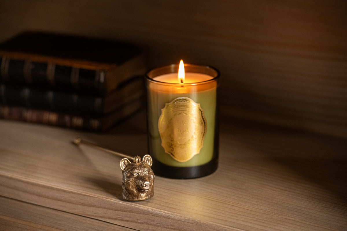 Brandende kaars in een glazen pot op een houten tafel (©J-line)